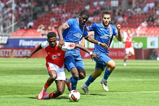 Fußball I Herren I Saison 2026-2027 I Regionalliga I 2. Spieltag I Hallescher FC - FC Rot-Weiß Erfurt I 02.08.2026 Bocar Baro (9, Hallescher FC), Benny Boboy (27, FC Rot-Weiß Erfurt), Sofiane Ikene (4, FC Rot-Weiß Erfurt) im Duell um den Ball Halle (Saale) Leuna-Chemie-Stadion Sachsen-Anhalt Deutschland Copyright: xLobeca InesxHähnelx