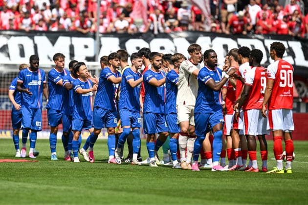 Fußball I Herren I Saison 2026-2027 I Regionalliga I 2. Spieltag I Hallescher FC - FC Rot-Weiß Erfurt I 02.08.2026 Handshake zwischen den Mannschaften vor dem Anpfiff Halle (Saale) Leuna-Chemie-Stadion Sachsen-Anhalt Deutschland Copyright: xLobeca InesxHähnelx