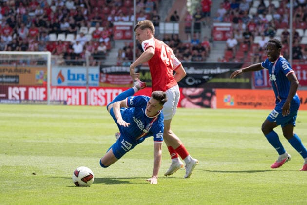 Niclas Walther (Erfurt, 22), Julien Damelang (HFC, 43), Hallescher FC vs. FC Rot-Weiss Erfurt, Fussball, Regionalliga Nordost, 2. Spieltag, Saison 2026 27, 02.08.2026 Halle Leuna Chemie Stadion ST Deutschland