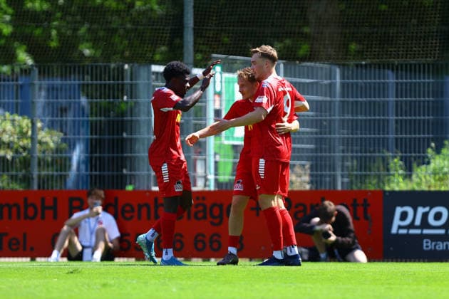 9 Lukas Krüger (FC Eintracht Norderstedt) bejubelt mit seinen Teamkollegen seinen Treffer zum 1:0. Fußball I Herren I Regionalliga Nord I Saison 2026-2027 I 1. Spieltag I FC Eintracht Norderstedt - SV Atlas Delmenhorst I 02.08.2026 I Edmund-Plambeck-Stadion
