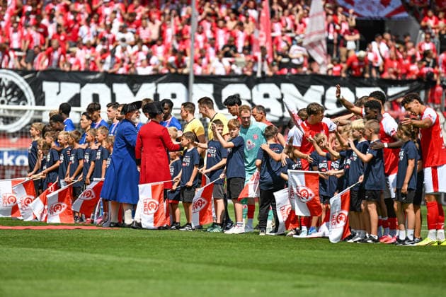 Fußball I Herren I Saison 2026-2027 I Regionalliga I 2. Spieltag I Hallescher FC - FC Rot-Weiß Erfurt I 02.08.2026 Übergabe des Salzes durch die Halloren an die Gäste Halle (Saale) Leuna-Chemie-Stadion Sachsen-Anhalt Deutschland Copyright: xLobeca InesxHähnelx