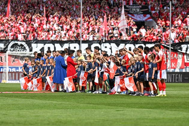 Fußball I Herren I Saison 2026-2027 I Regionalliga I 2. Spieltag I Hallescher FC - FC Rot-Weiß Erfurt I 02.08.2026 Traditionelle Übergabe des Salzes als Geschenk durch die Halloren Halle (Saale) Leuna-Chemie-Stadion Sachsen-Anhalt Deutschland Copyright: xLobeca InesxHähnelx
