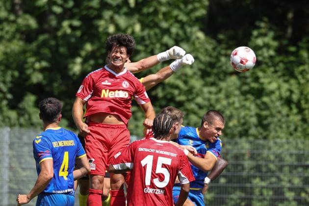 Fußball I Herren I Saison 2026 2027 I Regionalliga Nord I 1.Spieltag I Eintracht Norderstedt - SV Atlas Delmenhorst I 02.08.2026 Alejo Romero (4, SV Atlas Delmenhorst) Fabian Grau (4, FC Eintracht Norderstedt) Lars Huxsohl (1, FC Eintracht Norderstedt) faustet den Ball weg, Tobias Fagerström (9, SV Atlas Delmenhorst) Copyright: xLobeca RalfxHomburgx