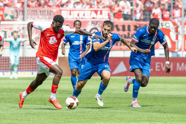 Regionalliga Nordost -Saison 26 27 Hallescher FC vs.FC Rot-Weiss Erfurt Halle, Deutschland 02.August 2026: Im Bild:v. li. im Zweikampf Bocar Baro (Halle), Sofiane Ikene (Erfurt) und Benjika Caciel (Erfurt) Halle Saale Leuna Chemie Stadion Sachsen-Anhalt Deutschland