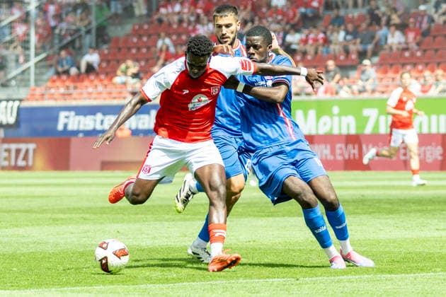 Regionalliga Nordost -Saison 26 27 Hallescher FC vs.FC Rot-Weiss Erfurt Halle, Deutschland 02.August 2026: Im Bild:v. li. im Zweikampf Bocar Baro (Halle), Sofiane Ikene (Erfurt) und Benjika Caciel (Erfurt) Halle Saale Leuna Chemie Stadion Sachsen-Anhalt Deutschland