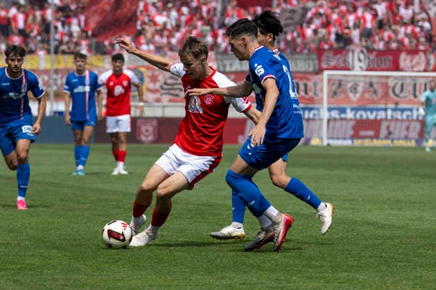Regionalliga Nordost -Saison 26 27 Hallescher FC vs.FC Rot-Weiss Erfurt Halle, Deutschland 02.August 2026: Im Bild:v. li. im Zweikampf Juien Dammelang (Halle) und Niclas Walther (Erfurt) Halle Saale Leuna Chemie Stadion Sachsen-Anhalt Deutschland