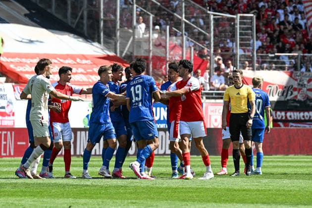 Fußball I Herren I Saison 2026-2027 I Regionalliga I 2. Spieltag I Hallescher FC - FC Rot-Weiß Erfurt I 02.08.2026 Rudelbildung zwischen den Mannschaften, rechts beobachtet Schiedsrichter Michael Näther die Situation genau Halle (Saale) Leuna-Chemie-Stadion Sachsen-Anhalt Deutschland Copyright: xLobeca InesxHähnelx