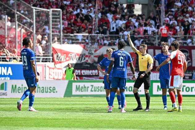 Fußball I Herren I Saison 2026-2027 I Regionalliga I 2. Spieltag I Hallescher FC - FC Rot-Weiß Erfurt I 02.08.2026 Schiedsrichter Michael Näther zeigt Nathan Claxton (19, FC Rot-Weiß Erfurt) die gelbe Karte wegen Rudelbildung Halle (Saale) Leuna-Chemie-Stadion Sachsen-Anhalt Deutschland Copyright: xLobeca InesxHähnelx