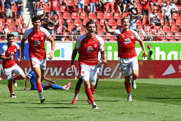 Fußball I Herren I Saison 2026-2027 I Regionalliga I 2. Spieltag I Hallescher FC - FC Rot-Weiß Erfurt I 02.08.2026 Torjubel Niclas Stierlin (13, Hallescher FC) (Mitte) nach seinem Tor zum 1:0 Halle (Saale) Leuna-Chemie-Stadion Sachsen-Anhalt Deutschland Copyright: xLobeca InesxHähnelx