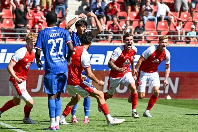 Fußball I Herren I Saison 2026-2027 I Regionalliga I 2. Spieltag I Hallescher FC - FC Rot-Weiß Erfurt I 02.08.2026 Niclas Stierlin (13, Hallescher FC) (2.v.r.) lässt die Halleschen Fans jubeln nach seinem Tor zum 1:0 Halle (Saale) Leuna-Chemie-Stadion Sachsen-Anhalt Deutschland Copyright: xLobeca InesxHähnelx