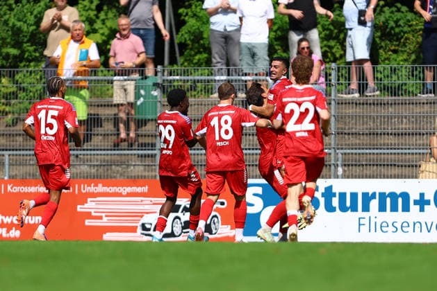 4 Fabian Grau (FC Eintracht Norderstedt) bejubelt mit seinen Teamkollegen seinen Treffer zum 2:1. Fußball I Herren I Regionalliga Nord I Saison 2026-2027 I 1. Spieltag I FC Eintracht Norderstedt - SV Atlas Delmenhorst I 02.08.2026 I Edmund-Plambeck-Stadion