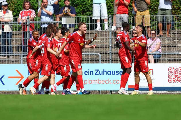 4 Fabian Grau (FC Eintracht Norderstedt) bejubelt mit seinen Teamkollegen seinen Treffer zum 2:1. Fußball I Herren I Regionalliga Nord I Saison 2026-2027 I 1. Spieltag I FC Eintracht Norderstedt - SV Atlas Delmenhorst I 02.08.2026 I Edmund-Plambeck-Stadion
