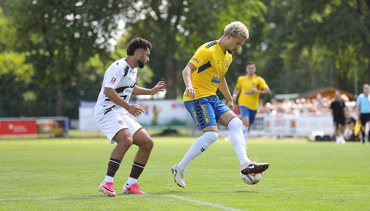 Foto : am Ball Noel Denis ( Todesfelde ) gegen St Paulis Kenan Aydin , links Fussball Regionalliga Nord , 1. Spieltag am So. 02.08.2026 SV Todesfelde - FC St. Pauli II