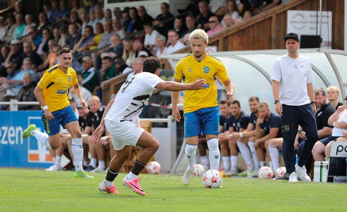 Foto : am Ball Noel Denis ( Todesfelde ) gegen St Paulis Kenan Aydin , links Fussball Regionalliga Nord , 1. Spieltag am So. 02.08.2026 SV Todesfelde - FC St. Pauli II