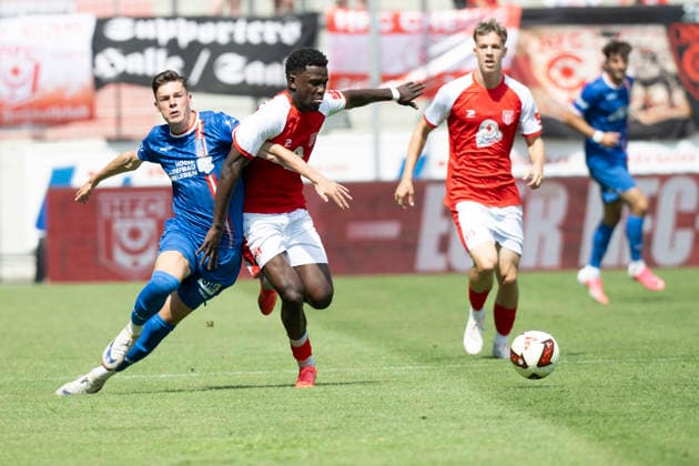 Regionalliga Nordost -Saison 26 27 Hallescher FC vs.FC Rot-Weiss Erfurt Halle, Deutschland 02.August 2026: Im Bild:v. li. im Zweikampf Niclas Walther (Erfurt) und Bocar Baro (Halle) Halle Saale Leuna Chemie Stadion Sachsen-Anhalt Deutschland