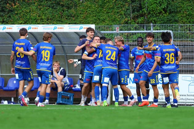 14 Lamine Diop (SV Atlas Delmenhorst) bejubelt mit seinen Teamkollegen seinen Treffer zum 2:2. Fußball I Herren I Regionalliga Nord I Saison 2026-2027 I 1. Spieltag I FC Eintracht Norderstedt - SV Atlas Delmenhorst I 02.08.2026 I Edmund-Plambeck-Stadion