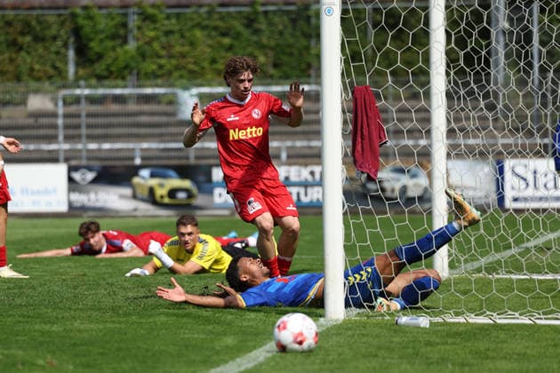 Fußball I Herren I Saison 2026 2027 I Regionalliga Nord I 1.Spieltag I Eintracht Norderstedt - SV Atlas Delmenhorst I 02.08.2026 Lamine Diop (14, SV Atlas Delmenhorst) rutscht am Ball vorbei Norderstedt Edmund Plambeck Stadion Schleswig-Holstein Deutschland Copyright: xLobeca RalfxHomburgx