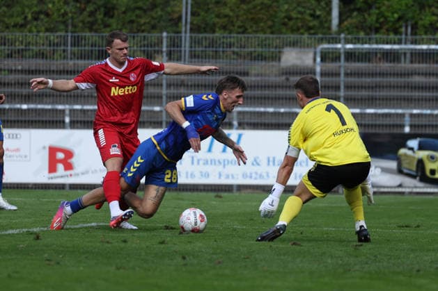 Fußball I Herren I Saison 2026 2027 I Regionalliga Nord I 1.Spieltag I Eintracht Norderstedt - SV Atlas Delmenhorst I 02.08.2026 Steffen Rohwedder (28, SV Atlas Delmenhorst) wird im Strafraum gefoult, Lars Huxsohl (1, FC Eintracht Norderstedt) Norderstedt Edmund Plambeck Stadion Schleswig-Holstein Deutschland Copyright: xLobeca RalfxHomburgx