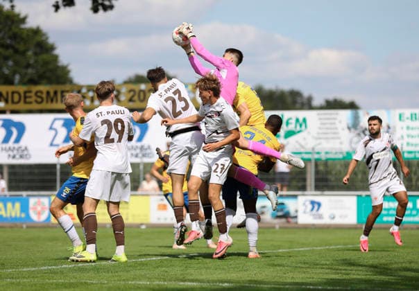 Foto : St Paulis Keeper Simon Spari rettet gegen Benjamin Petrick (rechts) , vorne lauert Paulis Hugo Weber (27) und links ... Ammon Moser (23) Fussball Regionalliga Nord , 1. Spieltag am So. 02.08.2026 SV Todesfelde - FC St. Pauli II