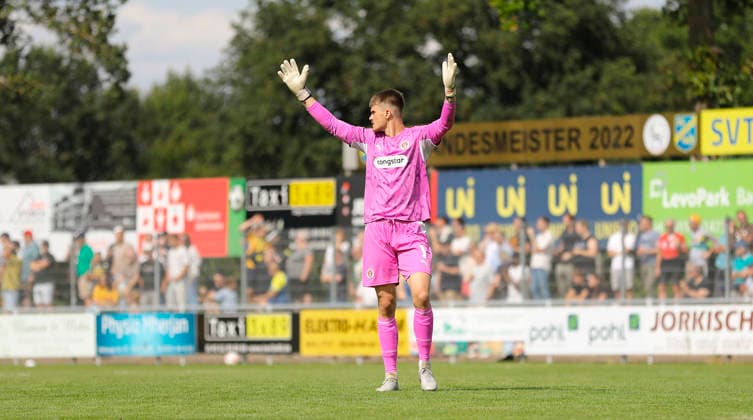 Foto : skeptische Miene bei ... St Paulis Keeper Simon Spari Fussball Regionalliga Nord , 1. Spieltag am So. 02.08.2026 SV Todesfelde - FC St. Pauli II