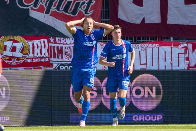 Nathan Claxton (Erfurt, 19) (li.) nach seinem Tor zum 1:1, Hallescher FC vs. FC Rot-Weiss Erfurt, Fussball, Regionalliga Nordost, 2. Spieltag, Saison 2026 27, 02.08.2026 Halle Leuna Chemie Stadion ST Deutschland
