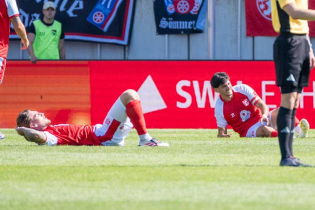 Niclas Stierlin (HFC, 13) und Burim Halili (HFC, 5) am Boden nach dem Schlusspfiff, Hallescher FC vs. FC Rot-Weiss Erfurt, Fussball, Regionalliga Nordost, 2. Spieltag, Saison 2026 27, 02.08.2026 Halle Leuna Chemie Stadion ST Deutschland