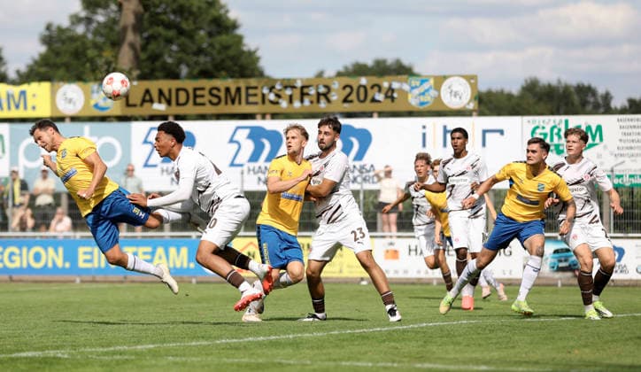 Foto : Mirco Boland (links , Todesfelde) trifft per Kopf zum 5-4 Fussball Regionalliga Nord , 1. Spieltag am So. 02.08.2026 SV Todesfelde - FC St. Pauli II
