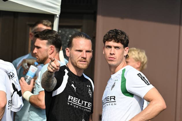 02.08.2026; Rottach-Egern; Fussball, Herren, Saison 2026 2027, Trainingslager Borussia Moenchengladbach Eugen Polanski (Trainer Gladbach, li.) gibt die Richtung vor; hier mit Philipp Sander (Gladbach, re.) DFL regulations prohibit any use of photographs as image sequences and or quasi-video. Stadion Am Birkenmoos Bayern Deutschland