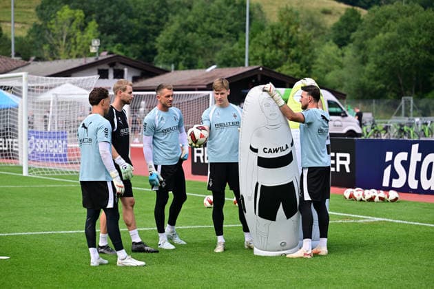 02.08.2026; Rottach-Egern; Fussball, Herren, Saison 2026 2027, Trainingslager Borussia Moenchengladbach Das Torwartteam v. li. Torwart Jan Olschowsky (Gladbach), Andre Wachter (Torwarttrainer Gladbach), Torwart Daniel Batz (Gladbach), Torwart Moritz Nicolas (Gladbach), Torwart Tobias Sippel (Gladbach) DFL regulations prohibit any use of photographs as image sequences and or quasi-video. Stadion Am Birkenmoos Bayern Deutschland