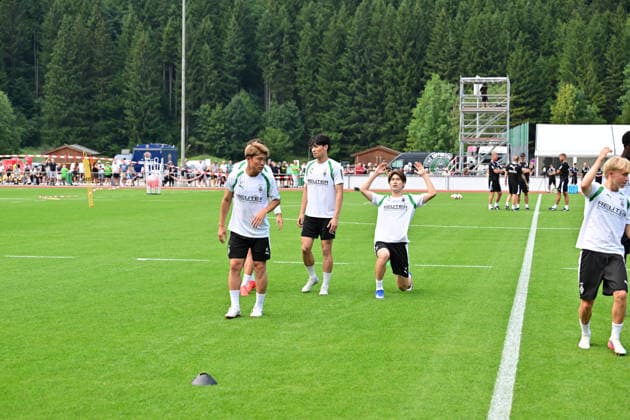 02.08.2026; Rottach-Egern; Fussball, Herren, Saison 2026 2027, Trainingslager Borussia Moenchengladbach Die Japan-Fraktion bei den Gladbachern v. li. Zento Uno (Gladbach), Shuto Machino (Gladbach), Daiki Hashioka (Gladbach) DFL regulations prohibit any use of photographs as image sequences and or quasi-video. Stadion Am Birkenmoos Bayern Deutschland