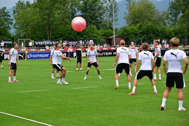02.08.2026; Rottach-Egern; Fussball, Herren, Saison 2026 2027, Trainingslager Borussia Moenchengladbach Bei der ersten Trainingseinheit stand der Spass im Vordergrund. Hier ein Spiel mit einem Pilatesball DFL regulations prohibit any use of photographs as image sequences and or quasi-video. Stadion Am Birkenmoos Bayern Deutschland