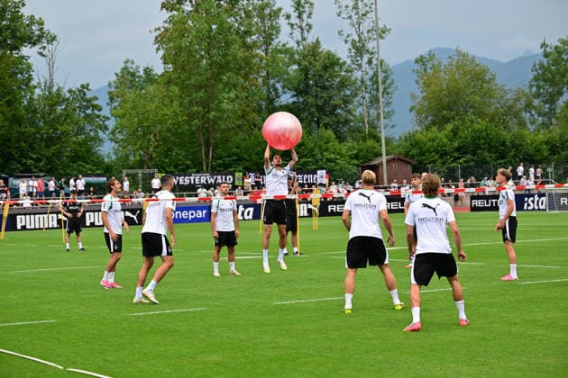02.08.2026; Rottach-Egern; Fussball, Herren, Saison 2026 2027, Trainingslager Borussia Moenchengladbach Bei der ersten Trainingseinheit stand der Spass im Vordergrund. Hier ein Spiel mit einem Pilatesball DFL regulations prohibit any use of photographs as image sequences and or quasi-video. Stadion Am Birkenmoos Bayern Deutschland