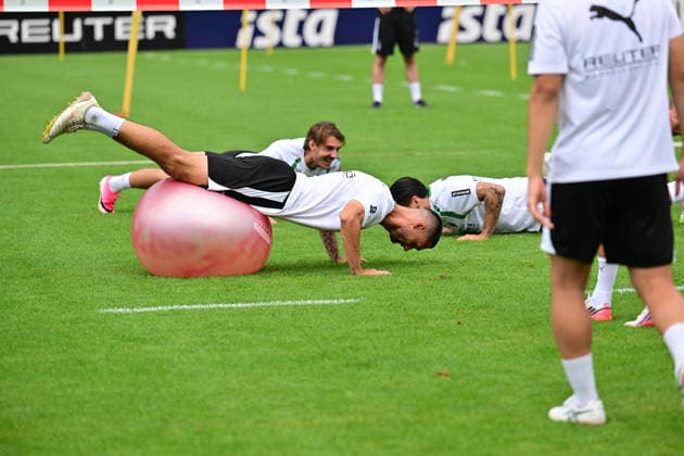 02.08.2026; Rottach-Egern; Fussball, Herren, Saison 2026 2027, Trainingslager Borussia Moenchengladbach Tim Kleindienst (Gladbach) bei Liegestuetz auf einem Pilatesball DFL regulations prohibit any use of photographs as image sequences and or quasi-video. Stadion Am Birkenmoos Bayern Deutschland