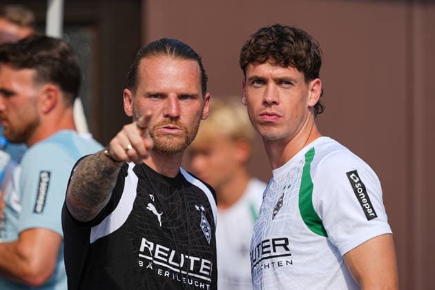 02.08.2026, xydrx, Fußball, Trainingslager, Borussia Mönchengladbach, Saison 2026 2027, Stadion am Birkenmoos: Eugen Polanski (Cheftrainer Borussia Moenchengladbach) im Gespräch mit Philipp Sander (Borussia Moenchengladbach, 16) gestikulierend DFB regulations prohibit any use of photographs as image sequences and or quasi-video. Copyright: HMBxMedia YannisxDreimann