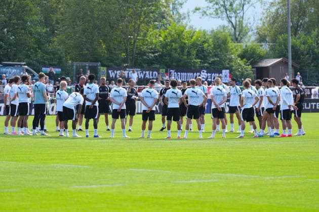 02.08.2026, xydrx, Fußball, Trainingslager, Borussia Mönchengladbach, Saison 2026 2027, Stadion am Birkenmoos: Die Mannschaft steht bei der Ansprache von Eugen Polanski (Cheftrainer Borussia Moenchengladbach) im Kreis DFB regulations prohibit any use of photographs as image sequences and or quasi-video. Copyright: HMBxMedia YannisxDreimann