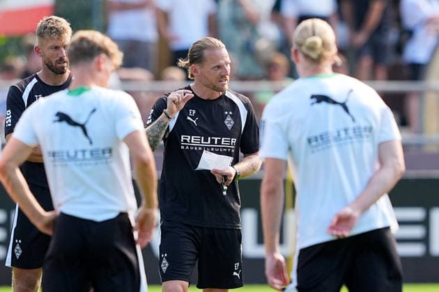 02.08.2026, xydrx, Fußball, Trainingslager, Borussia Mönchengladbach, Saison 2026 2027, Stadion am Birkenmoos: Die Mannschaft steht bei der Ansprache von Eugen Polanski (Cheftrainer Borussia Moenchengladbach) im Kreis DFB regulations prohibit any use of photographs as image sequences and or quasi-video. Copyright: HMBxMedia YannisxDreimann