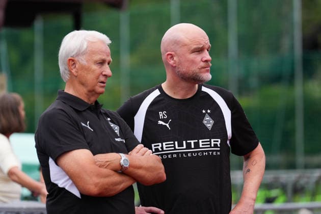 02.08.2026, xydrx, Fußball, Trainingslager, Borussia Mönchengladbach, Saison 2026 2027, Stadion am Birkenmoos: Rainer Bonhof (Präsident Borussia Moenchengladbach)mit Rouven Schroeder (Sportchef Borussia Moenchengladbach) DFB regulations prohibit any use of photographs as image sequences and or quasi-video. Copyright: HMBxMedia YannisxDreimann