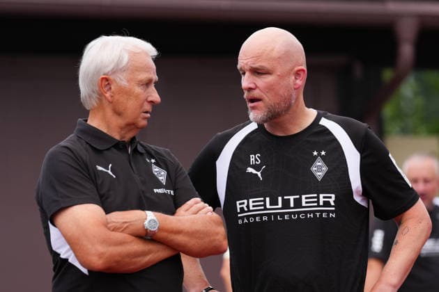02.08.2026, xydrx, Fußball, Trainingslager, Borussia Mönchengladbach, Saison 2026 2027, Stadion am Birkenmoos: Rainer Bonhof (Präsident Borussia Moenchengladbach) im Gespräch mit Rouven Schroeder (Sportchef Borussia Moenchengladbach) DFB regulations prohibit any use of photographs as image sequences and or quasi-video. Copyright: HMBxMedia YannisxDreimann