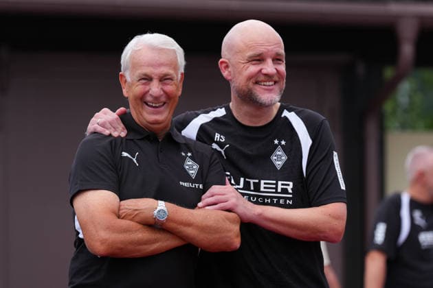 02.08.2026, xydrx, Fußball, Trainingslager, Borussia Mönchengladbach, Saison 2026 2027, Stadion am Birkenmoos: Rainer Bonhof (Präsident Borussia Moenchengladbach) lachend mit Rouven Schroeder (Sportchef Borussia Moenchengladbach) DFB regulations prohibit any use of photographs as image sequences and or quasi-video. Copyright: HMBxMedia YannisxDreimann