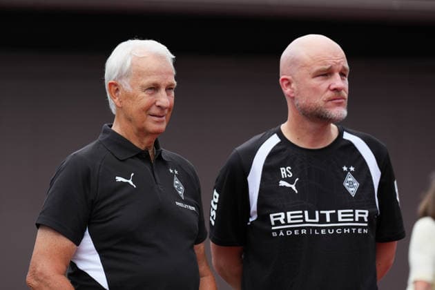 02.08.2026, xydrx, Fußball, Trainingslager, Borussia Mönchengladbach, Saison 2026 2027, Stadion am Birkenmoos: Rainer Bonhof (Präsident Borussia Moenchengladbach) im Gespräch mit Rouven Schroeder (Sportchef Borussia Moenchengladbach) DFB regulations prohibit any use of photographs as image sequences and or quasi-video. Copyright: HMBxMedia YannisxDreimann