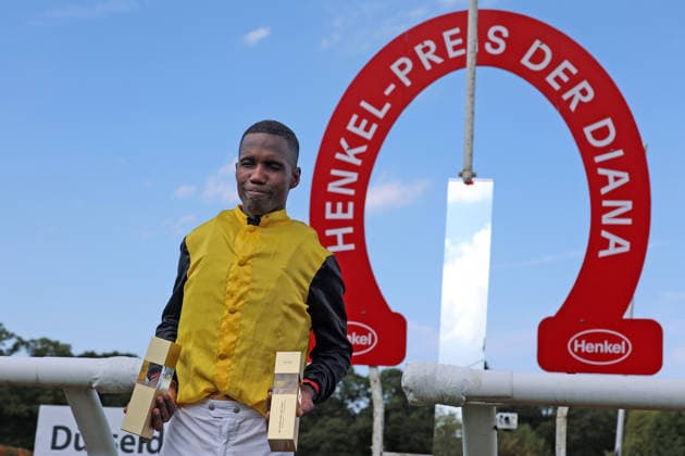 02.08.2026, Duesseldorf, Nordrhein-Westfalen, GER - Jockey Eduardo Pedroza nach dem Sieg im Henkel 168. Preis der Diana im Portrait. Galopprennbahn Duesseldorf-Grafenberg. (Jockey, Pedroza, Portrait, Portraet) 260802S797DUESSELDORF.JPG