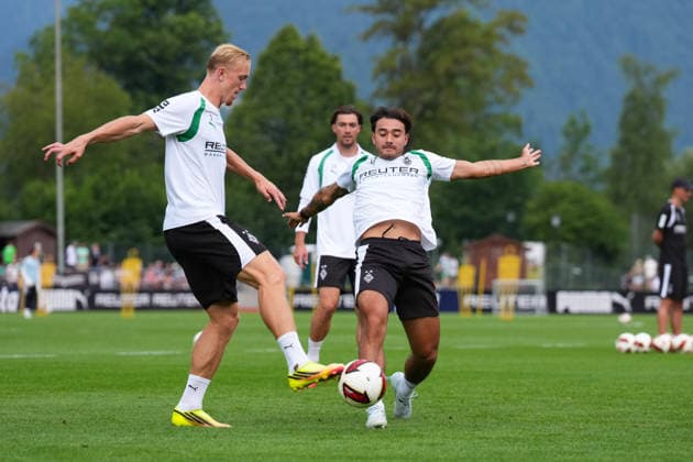 02.08.2026, xydrx, Fußball, Trainingslager, Borussia Mönchengladbach, Saison 2026 2027, Stadion am Birkenmoos: Isac Lidberg (Borussia Moenchengladbach, 3) im Zweikampf gegen Jens Castrop (Borussia Moenchengladbach, 17) DFB regulations prohibit any use of photographs as image sequences and or quasi-video. Copyright: HMBxMedia YannisxDreimann