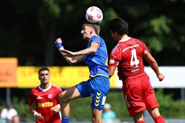 4 Fabian Grau (FC Eintracht Norderstedt), 28 Steffen Rohwedder (SV Atlas Delmenhorst) Fußball I Herren I Regionalliga Nord I Saison 2026-2027 I 1. Spieltag I FC Eintracht Norderstedt - SV Atlas Delmenhorst I 02.08.2026 I Edmund-Plambeck-Stadion