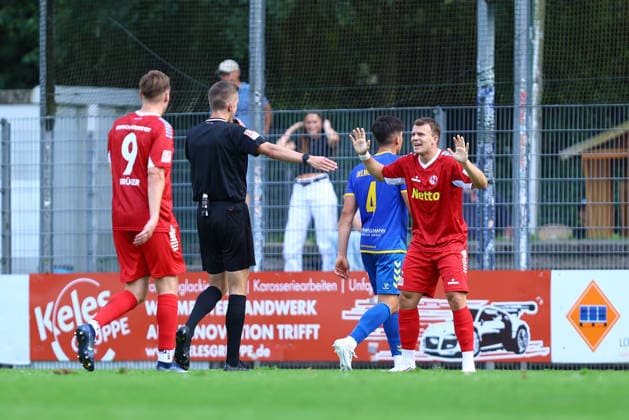 Lennart Kernchen (Schiedsrichter) zeigte in der Nachspielzeit auf den Elfmeterpunkt. Fußball I Herren I Regionalliga Nord I Saison 2026-2027 I 1. Spieltag I FC Eintracht Norderstedt - SV Atlas Delmenhorst I 02.08.2026 I Edmund-Plambeck-Stadion