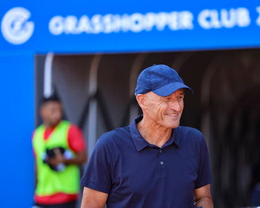 2. August 2026, Fussball, Brack Super League 2026 27, Runde 2, Grasshopper Club Zürich gegen FC Lugano, Stadion Letzigrund, Zürich, Schweiz Peter Zeidler (Trainer, GC Zürich) gut gelaunt beim Spielbeginn Photo: Urs Ottiger Zürich Stadion Letzigrund Zürich Switzerland