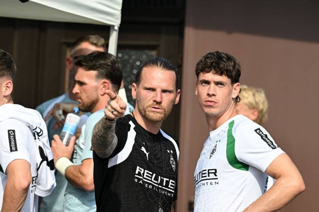 02.08.2026; Rottach-Egern; Fussball, Herren, Saison 2026 2027, Trainingslager Borussia Moenchengladbach Im Gespraech v. li. Eugen Polanski (Trainer Gladbach), Philipp Sander (Gladbach) DFL regulations prohibit any use of photographs as image sequences and or quasi-video. Stadion Am Birkenmoos Bayern Deutschland