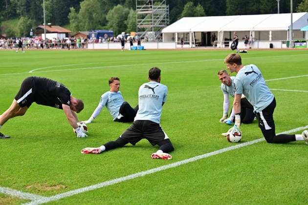 02.08.2026; Rottach-Egern; Fussball, Herren, Saison 2026 2027, Trainingslager Borussia Moenchengladbach Das Torwartteam v. li. Andre Wachter (Torwarttrainer Gladbach), Torwart Jan Olschowsky (Gladbach), Torwart Tobias Sippel (Gladbach), Torwart Daniel Batz (Gladbach), Torwart Moritz Nicolas (Gladbach) DFL regulations prohibit any use of photographs as image sequences and or quasi-video. Stadion Am Birkenmoos Bayern Deutschland