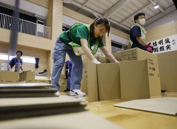 Aftermath of strong earthquake in Kumamoto Work to assemble corrugated carboard beds is underway in a temporary evacuation center in Uki, Kumamoto Prefecture, southwestern Japan, on Aug. 3, 2026, after a powerful earthquake struck the region on July 28.  A14AA0005624990P