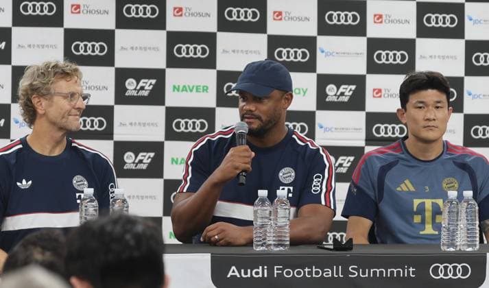 SKO, Bayern-Pressesprecher Dieter Nickles, Vincent Kompany, Trainer FC Bayern Muenchen, Kim Min-jae (Bayern Muenchen 3), Pressekonferenz FC Bayern Muenchen vor dem Testspiel bei Jeju SK, Saison 2026-27, 03.08.2026 Bayern Muenchen Suedkorea Copyright: xEibner-Pressefotox EP_JNL