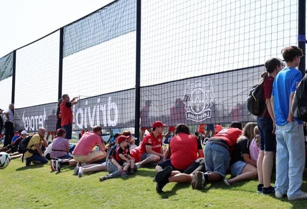 GER, Trainingslager Bayer 04 Leverkusen - Blankenhain 03.08.2026, Blankenhain, GER, Saison 2026 2027, 1.Bundesliga, Bayer 04 Leverkusen - Trainingslager im Bild Fans verfolgen den Trainingsbeginn durch ein Netz DFL regulations prohibit any use of photographs as image sequences and or quasi-video